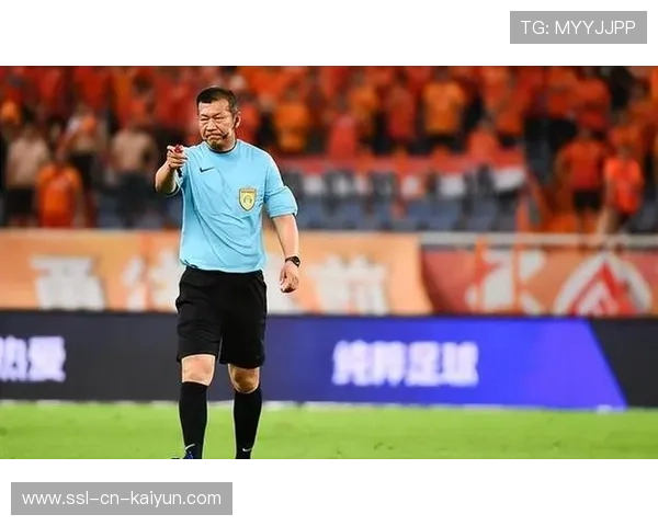 足球裁判罕见道歉：我吹错了